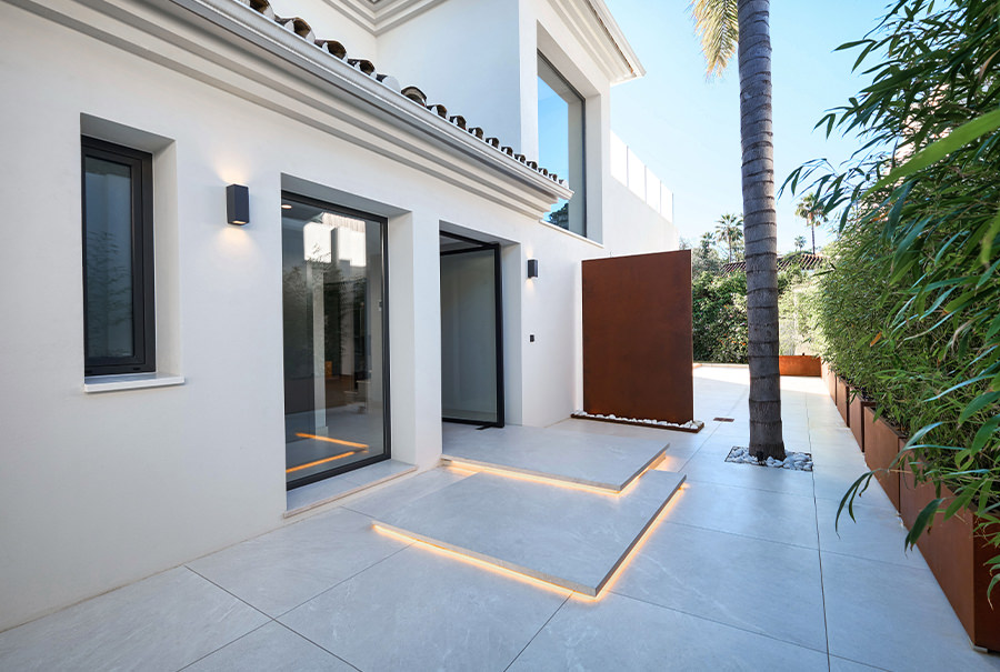 FOR SALE –  Luxury Villa  – Turnkey Scandinavian-Style in Las Brisas Marbella 🇪🇸