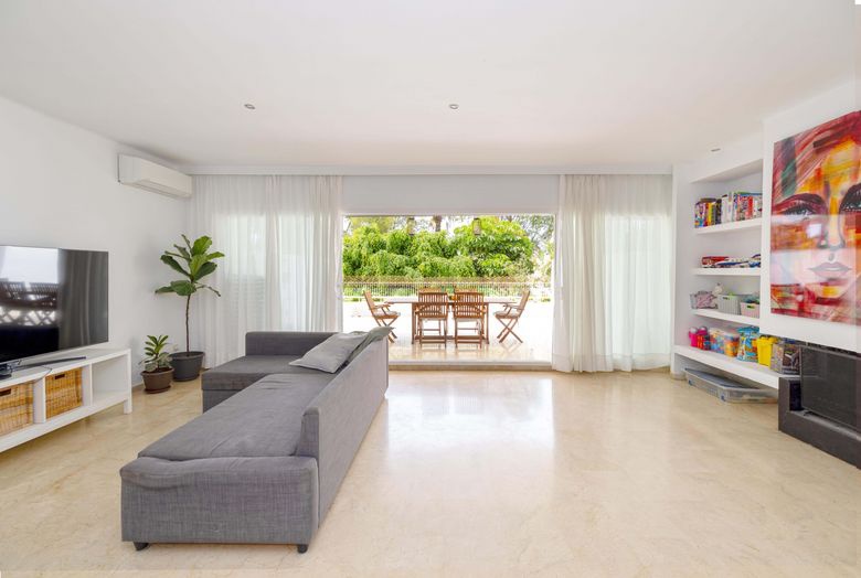 FOR SALE 🏡 Spacious Duplex with Renovation Potential near Río Real Golf – Marbella East