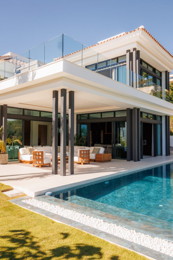 FOR SALE 🏡 Fully Furnished Contemporary Villa with Heated Pool, Smart Home & Panoramic Terrace – Golden Mile, Marbella