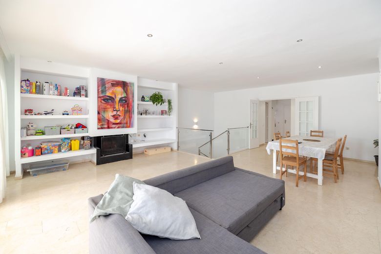 FOR SALE 🏡 Spacious Duplex with Renovation Potential near Río Real Golf – Marbella East