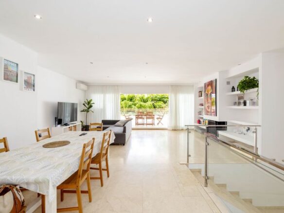 FOR SALE 🏡 Spacious Duplex with Renovation Potential near Río Real Golf – Marbella East