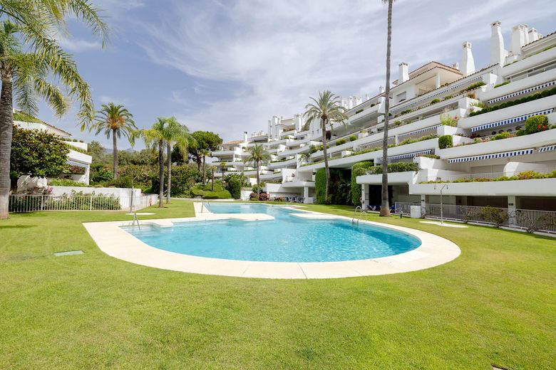 FOR SALE 🏡 Spacious Duplex with Renovation Potential near Río Real Golf – Marbella East