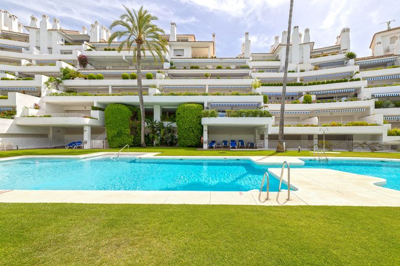 FOR SALE 🏡 Spacious Duplex with Renovation Potential near Río Real Golf – Marbella East