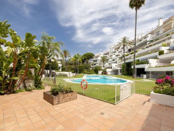 FOR SALE 🏡 Spacious Duplex with Renovation Potential near Río Real Golf – Marbella East