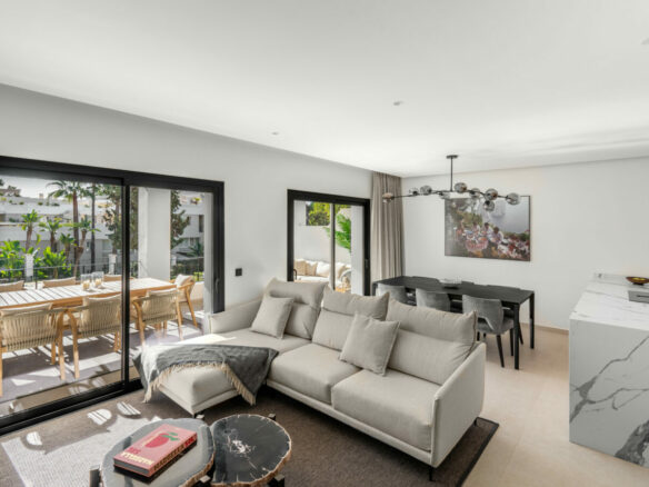 FOR SALE 🌟 Fully Renovated Duplex Penthouse with Private Solarium, Nueva Andalucía, Marbella 🇪🇸