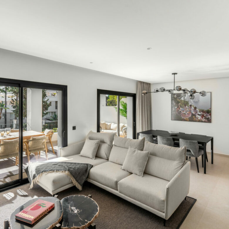 FOR SALE 🌟 Fully Renovated Duplex Penthouse with Private Solarium, Nueva Andalucía, Marbella 🇪🇸