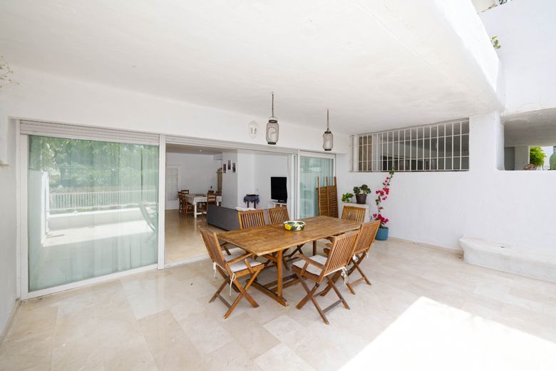 FOR SALE 🏡 Spacious Duplex with Renovation Potential near Río Real Golf – Marbella East