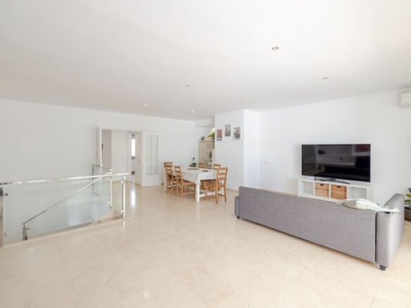 FOR SALE 🏡 Spacious Duplex with Renovation Potential near Río Real Golf – Marbella East