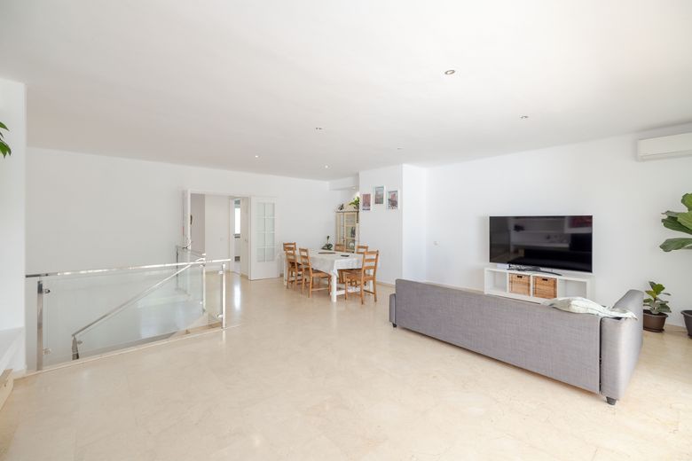 FOR SALE 🏡 Spacious Duplex with Renovation Potential near Río Real Golf – Marbella East
