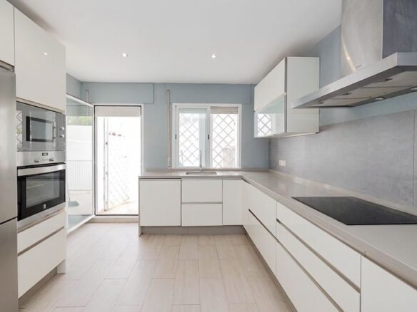 FOR SALE 🏡 Spacious Duplex with Renovation Potential near Río Real Golf – Marbella East
