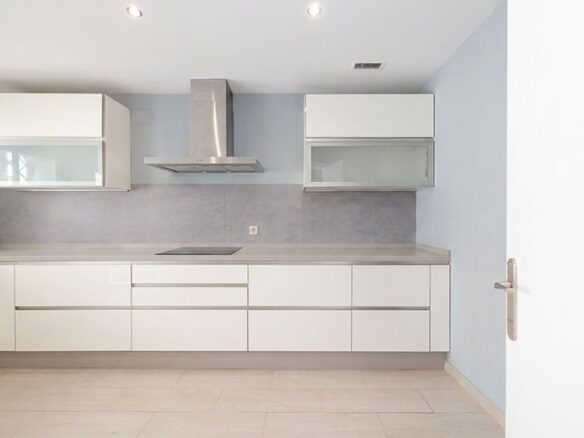 FOR SALE 🏡 Spacious Duplex with Renovation Potential near Río Real Golf – Marbella East