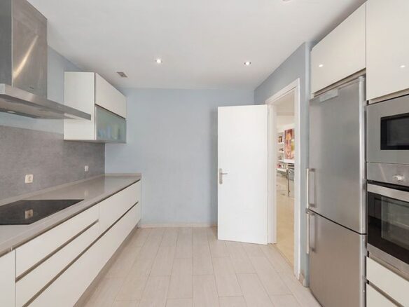 FOR SALE 🏡 Spacious Duplex with Renovation Potential near Río Real Golf – Marbella East
