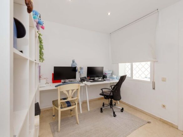 FOR SALE 🏡 Spacious Duplex with Renovation Potential near Río Real Golf – Marbella East