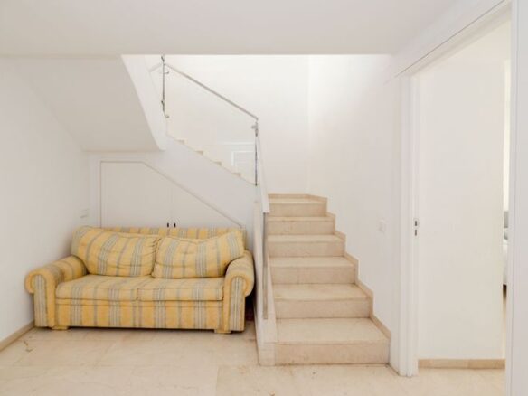 FOR SALE 🏡 Spacious Duplex with Renovation Potential near Río Real Golf – Marbella East
