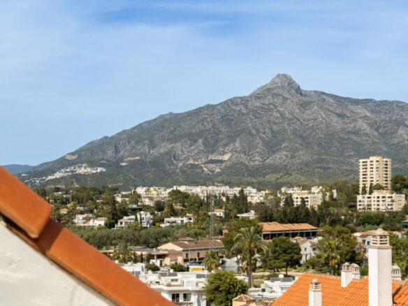 FOR SALE 🏡 Renovated Duplex Penthouse with Tourist Licence and La Concha Views – La Maestranza, Nueva Andalucía