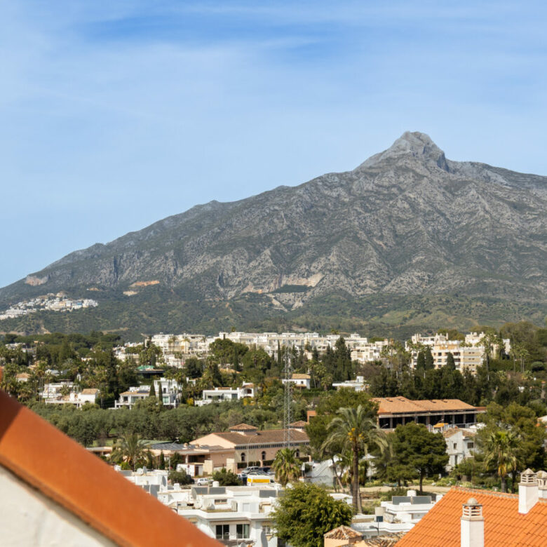 FOR SALE 🏡 Renovated Duplex Penthouse with Tourist Licence and La Concha Views – La Maestranza, Nueva Andalucía
