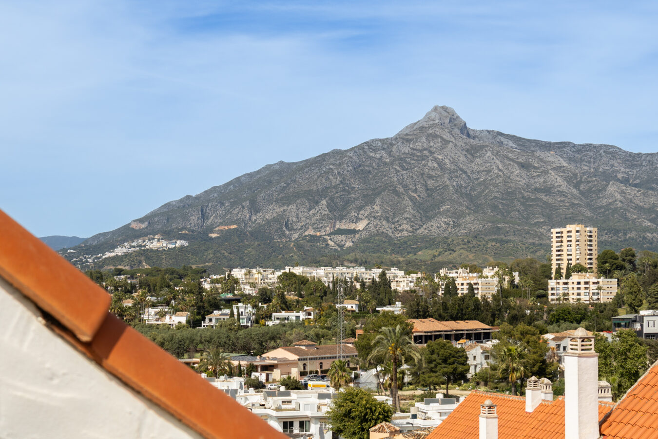 FOR SALE 🏡 Renovated Duplex Penthouse with Tourist Licence and La Concha Views – La Maestranza, Nueva Andalucía