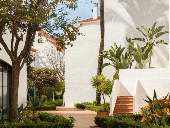 FOR SALE 🏡 Renovated Duplex Penthouse with Tourist Licence and La Concha Views – La Maestranza, Nueva Andalucía