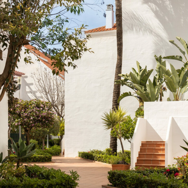 FOR SALE 🏡 Renovated Duplex Penthouse with Tourist Licence and La Concha Views – La Maestranza, Nueva Andalucía