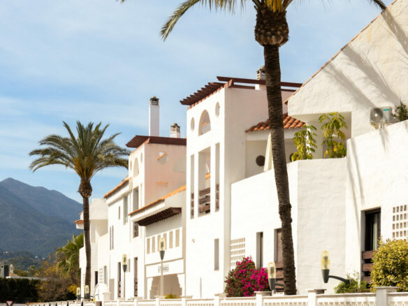 FOR SALE 🏡 Renovated Duplex Penthouse with Tourist Licence and La Concha Views – La Maestranza, Nueva Andalucía