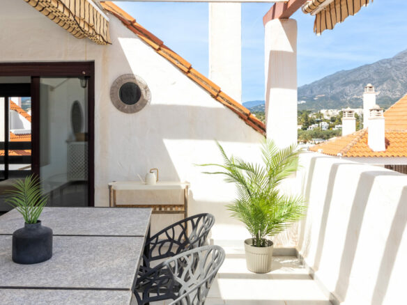 FOR SALE 🏡 Renovated Duplex Penthouse with Tourist Licence and La Concha Views – La Maestranza, Nueva Andalucía