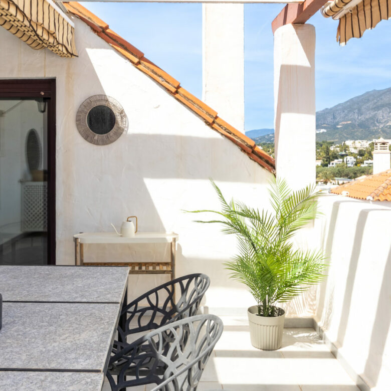 FOR SALE 🏡 Renovated Duplex Penthouse with Tourist Licence and La Concha Views – La Maestranza, Nueva Andalucía