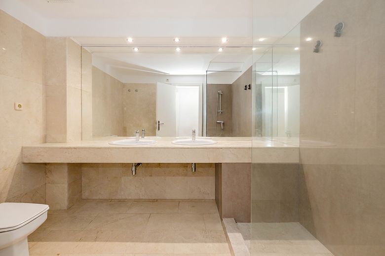 FOR SALE 🏡 Spacious Duplex with Renovation Potential near Río Real Golf – Marbella East