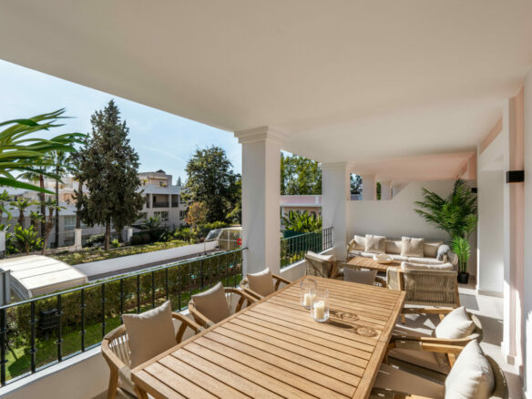 FOR SALE 🌟 Fully Renovated Duplex Penthouse with Private Solarium, Nueva Andalucía, Marbella 🇪🇸