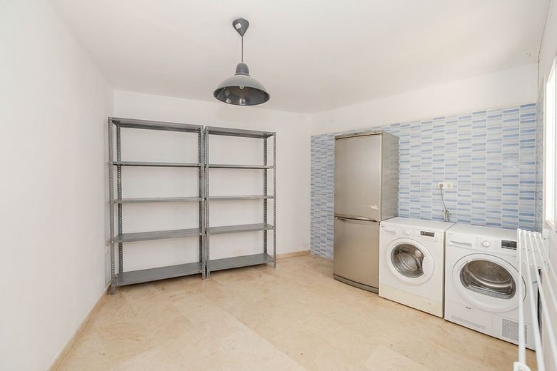 FOR SALE 🏡 Spacious Duplex with Renovation Potential near Río Real Golf – Marbella East