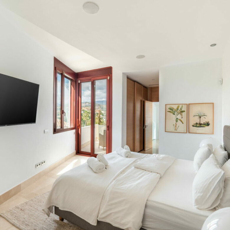 FOR SALE 🌟 🏡 Contemporary Luxury Villa with Heated Infinity Pool & Rooftop Lounge 🇪🇸 Nueva Andalucía, Marbella 🇪🇸