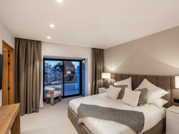 FOR SALE 🌟 Fully Renovated Duplex Penthouse with Private Solarium, Nueva Andalucía, Marbella 🇪🇸