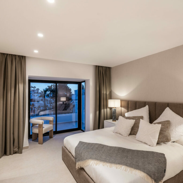 FOR SALE 🌟 Fully Renovated Duplex Penthouse with Private Solarium, Nueva Andalucía, Marbella 🇪🇸