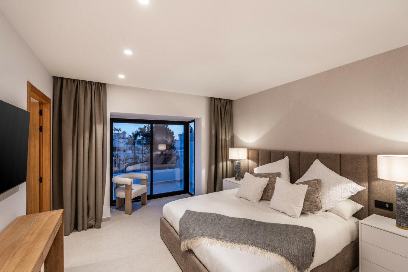 FOR SALE 🌟 Fully Renovated Duplex Penthouse with Private Solarium, Nueva Andalucía, Marbella 🇪🇸