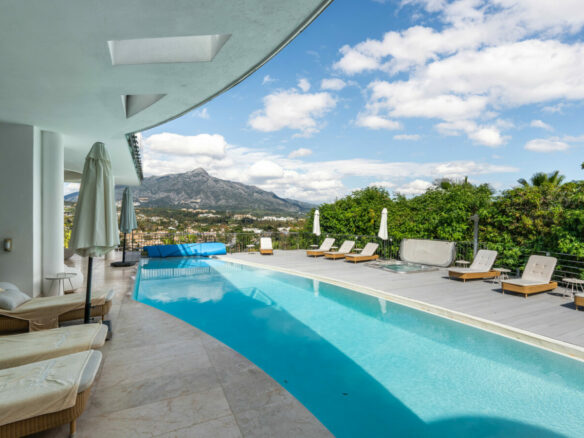 FOR SALE 🌟 🏡 Contemporary Luxury Villa with Heated Infinity Pool & Rooftop Lounge 🇪🇸 Nueva Andalucía, Marbella 🇪🇸