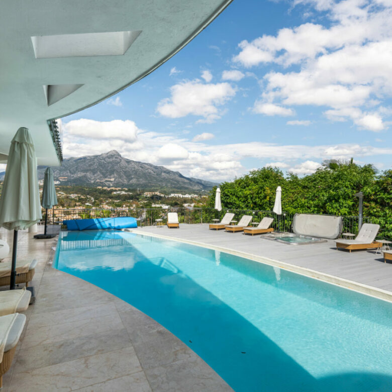 FOR SALE 🌟 🏡 Contemporary Luxury Villa with Heated Infinity Pool & Rooftop Lounge 🇪🇸 Nueva Andalucía, Marbella 🇪🇸