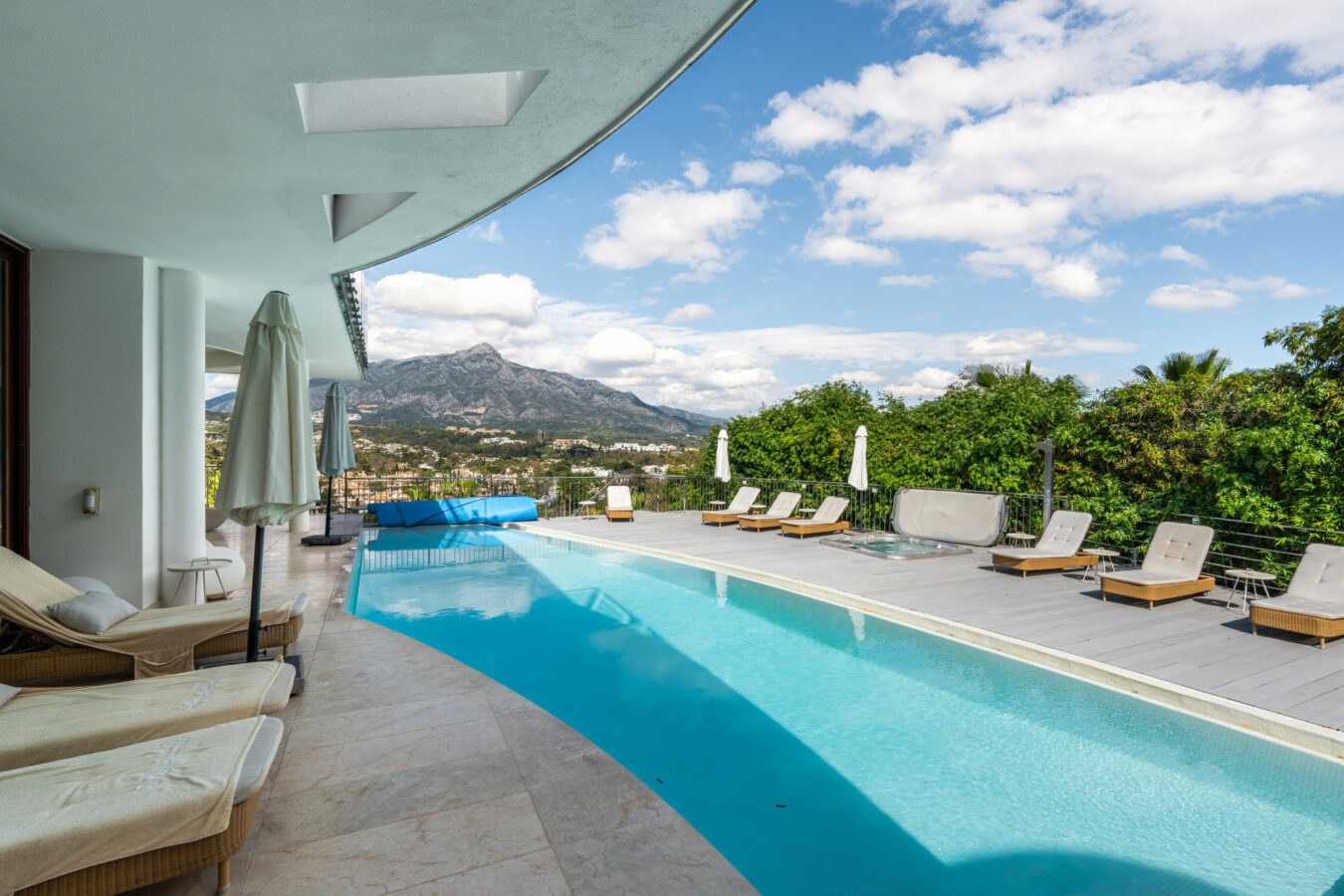 3f560c20-d666-4051-b1ee-7990e7b6c9e3 FOR SALE 🌟 🏡 Contemporary Luxury Villa with Heated Infinity Pool & Rooftop Lounge 🇪🇸 Nueva Andalucía, Marbella 🇪🇸