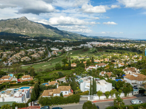 FOR SALE 🌟 🏡 Contemporary Luxury Villa with Heated Infinity Pool & Rooftop Lounge 🇪🇸 Nueva Andalucía, Marbella 🇪🇸