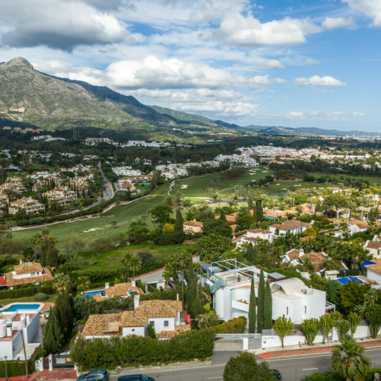 FOR SALE 🌟 🏡 Contemporary Luxury Villa with Heated Infinity Pool & Rooftop Lounge 🇪🇸 Nueva Andalucía, Marbella 🇪🇸