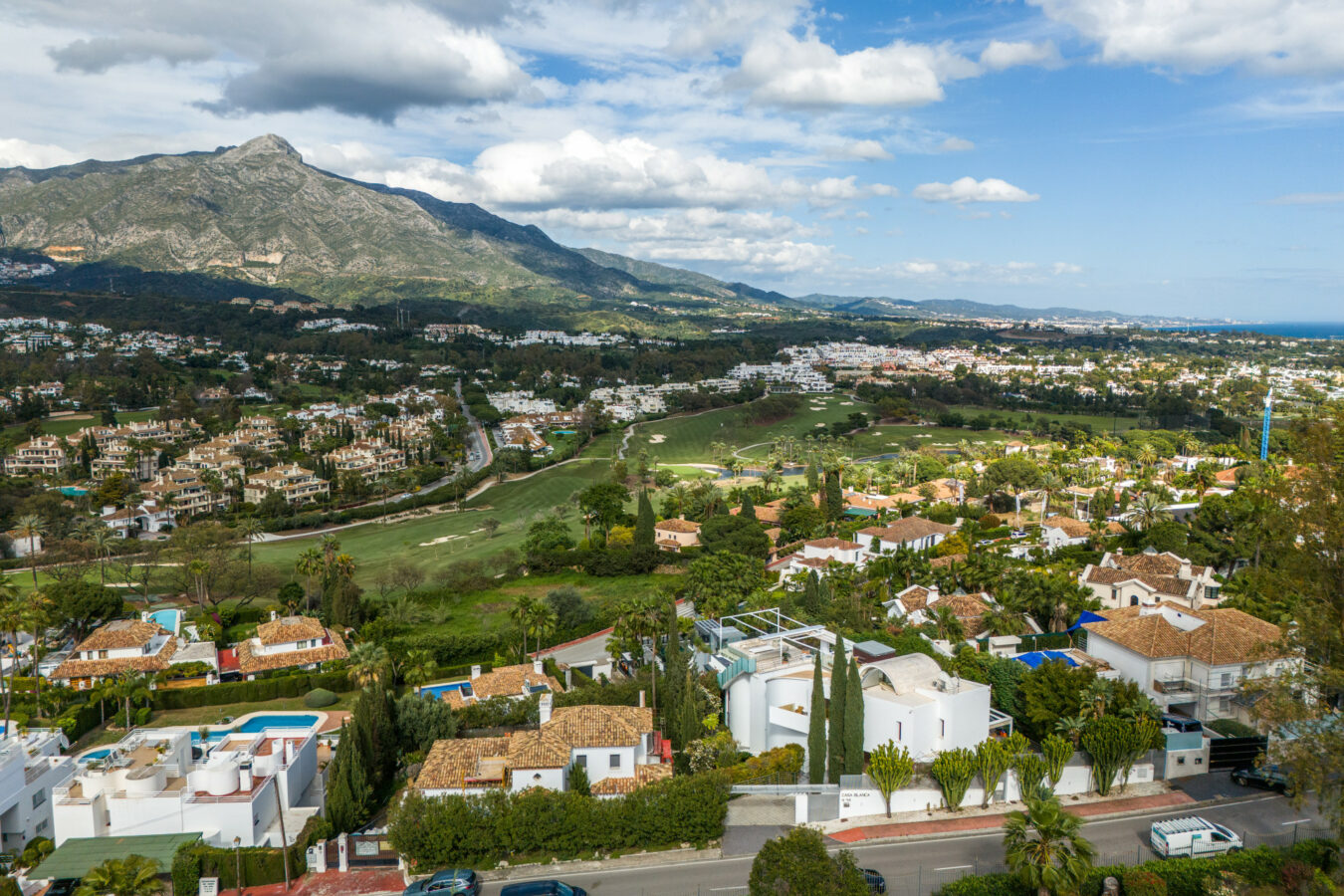 4a57d011-ee72-4eb7-b9cb-bbd5980a0565 FOR SALE 🌟 🏡 Contemporary Luxury Villa with Heated Infinity Pool & Rooftop Lounge 🇪🇸 Nueva Andalucía, Marbella 🇪🇸