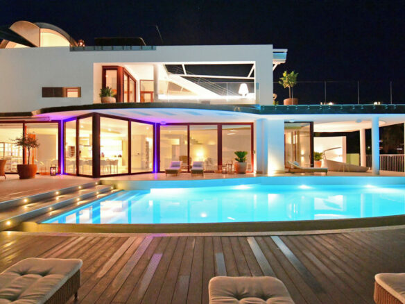 FOR SALE 🌟 🏡 Contemporary Luxury Villa with Heated Infinity Pool & Rooftop Lounge 🇪🇸 Nueva Andalucía, Marbella 🇪🇸
