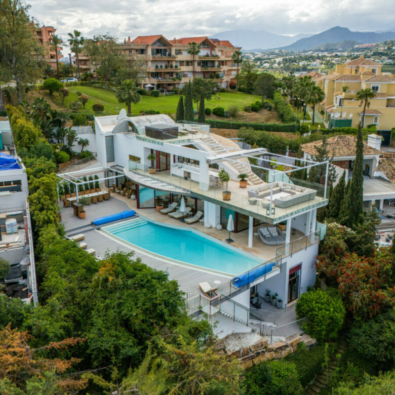 FOR SALE 🌟 🏡 Contemporary Luxury Villa with Heated Infinity Pool & Rooftop Lounge 🇪🇸 Nueva Andalucía, Marbella 🇪🇸