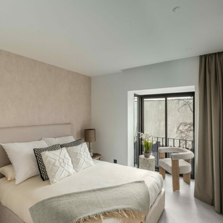 FOR SALE 🌟 Fully Renovated Duplex Penthouse with Private Solarium, Nueva Andalucía, Marbella 🇪🇸