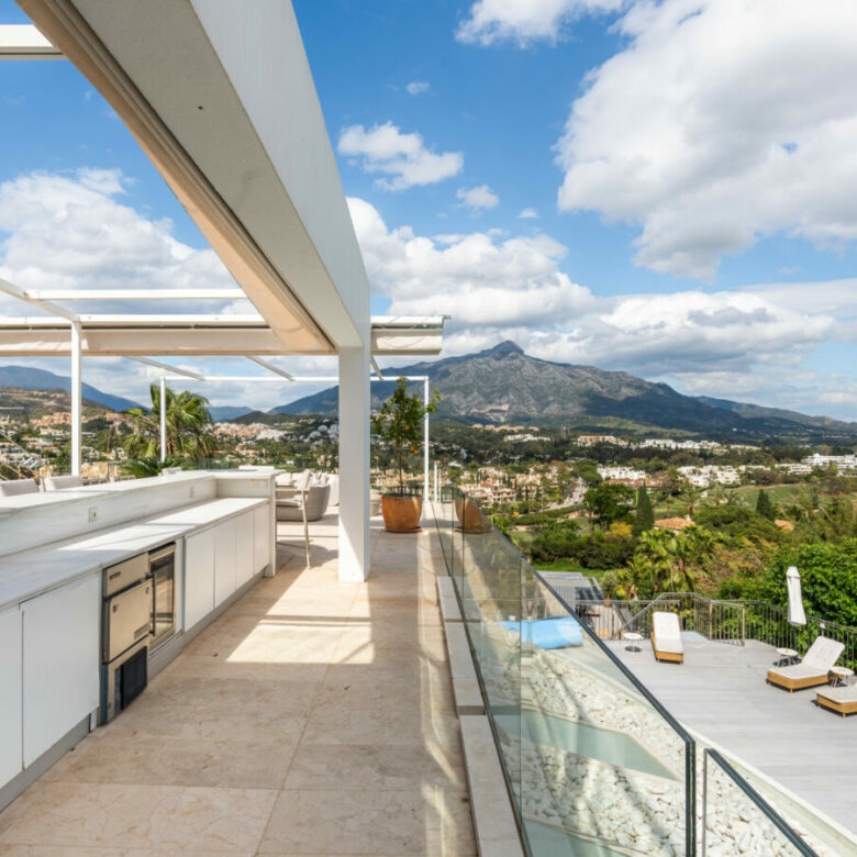 FOR SALE 🌟 🏡 Contemporary Luxury Villa with Heated Infinity Pool & Rooftop Lounge 🇪🇸 Nueva Andalucía, Marbella 🇪🇸
