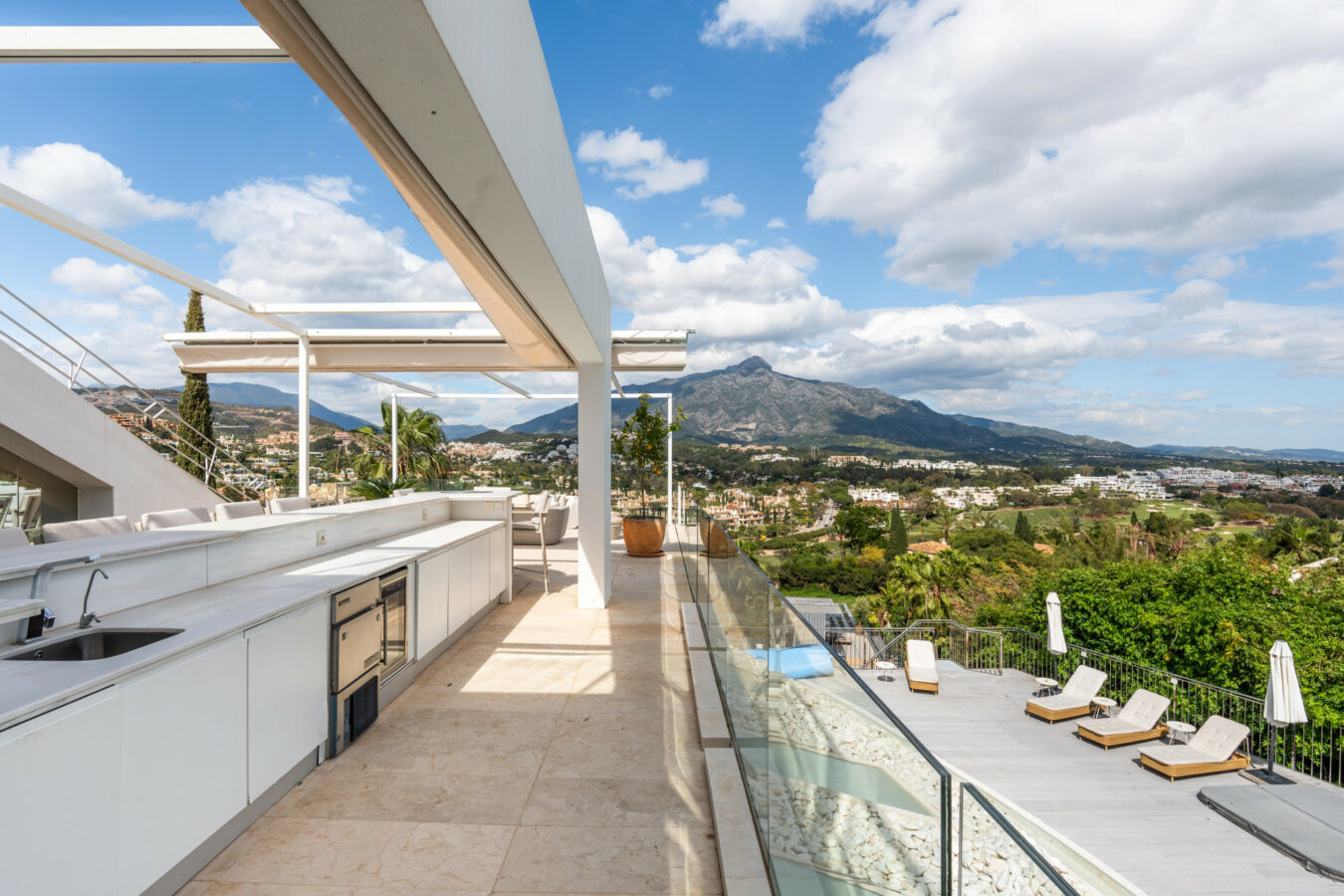 5ea1757d-e6d2-43d8-8bd4-21b7ef632177 FOR SALE 🌟 🏡 Contemporary Luxury Villa with Heated Infinity Pool & Rooftop Lounge 🇪🇸 Nueva Andalucía, Marbella 🇪🇸