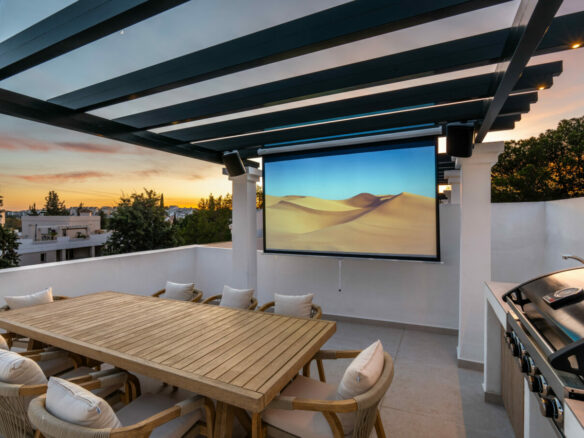 FOR SALE 🌟 Fully Renovated Duplex Penthouse with Private Solarium, Nueva Andalucía, Marbella 🇪🇸