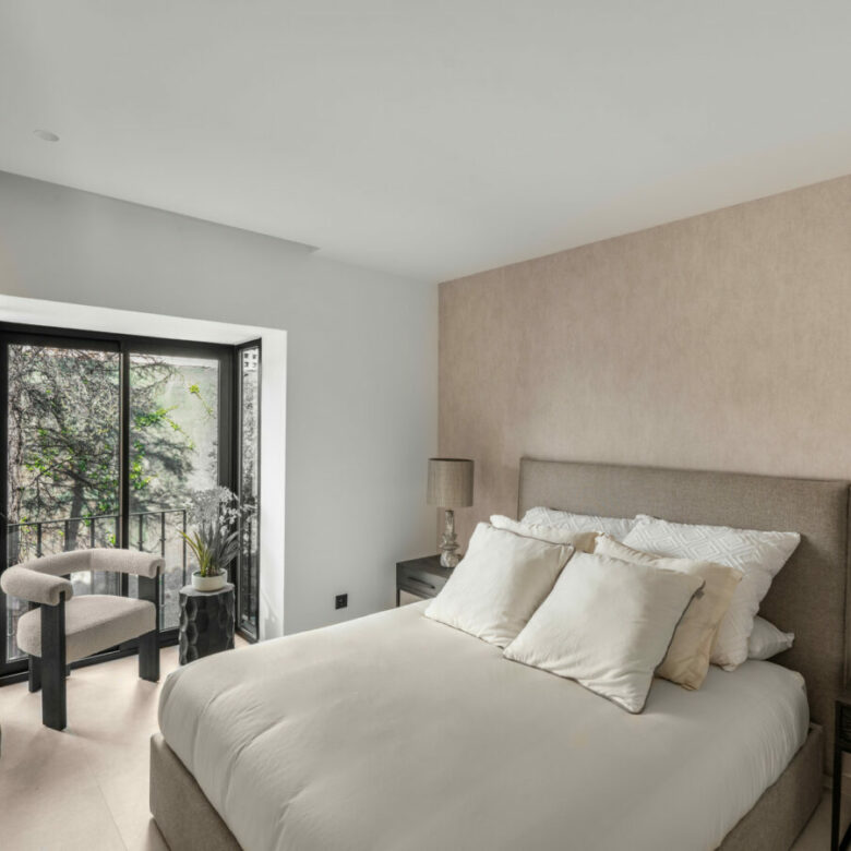 FOR SALE 🌟 Fully Renovated Duplex Penthouse with Private Solarium, Nueva Andalucía, Marbella 🇪🇸
