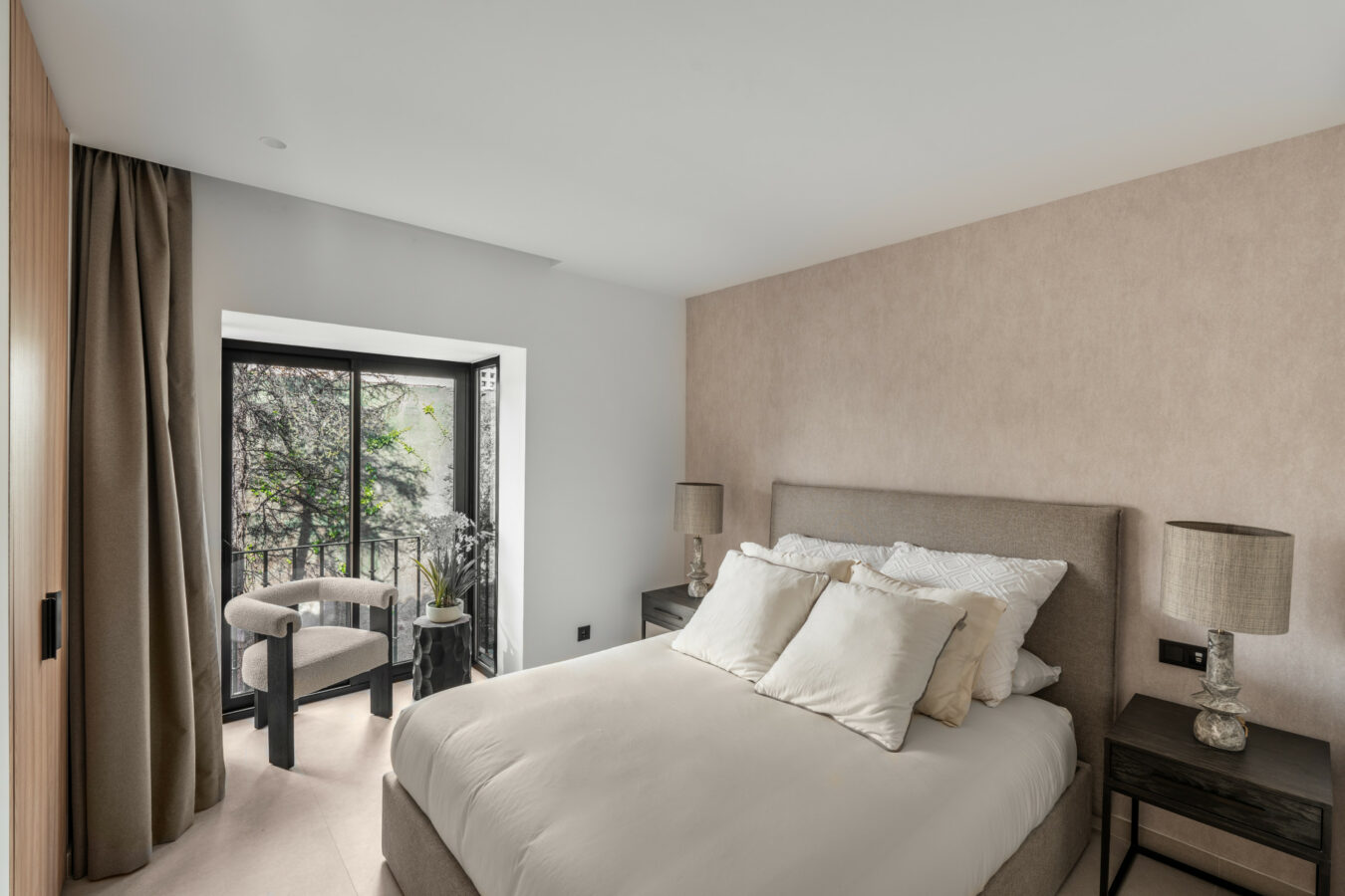 FOR SALE 🌟 Fully Renovated Duplex Penthouse with Private Solarium, Nueva Andalucía, Marbella 🇪🇸