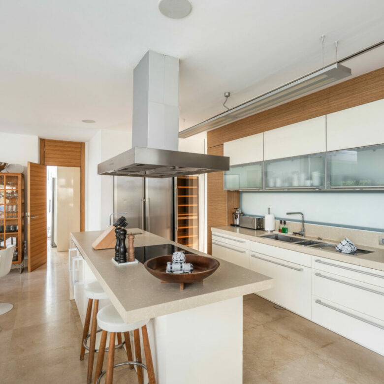 FOR SALE 🌟 🏡 Contemporary Luxury Villa with Heated Infinity Pool & Rooftop Lounge 🇪🇸 Nueva Andalucía, Marbella 🇪🇸