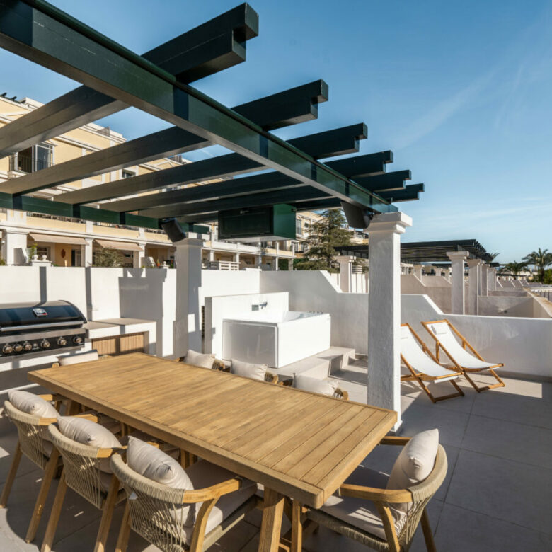 FOR SALE 🌟 Fully Renovated Duplex Penthouse with Private Solarium, Nueva Andalucía, Marbella 🇪🇸