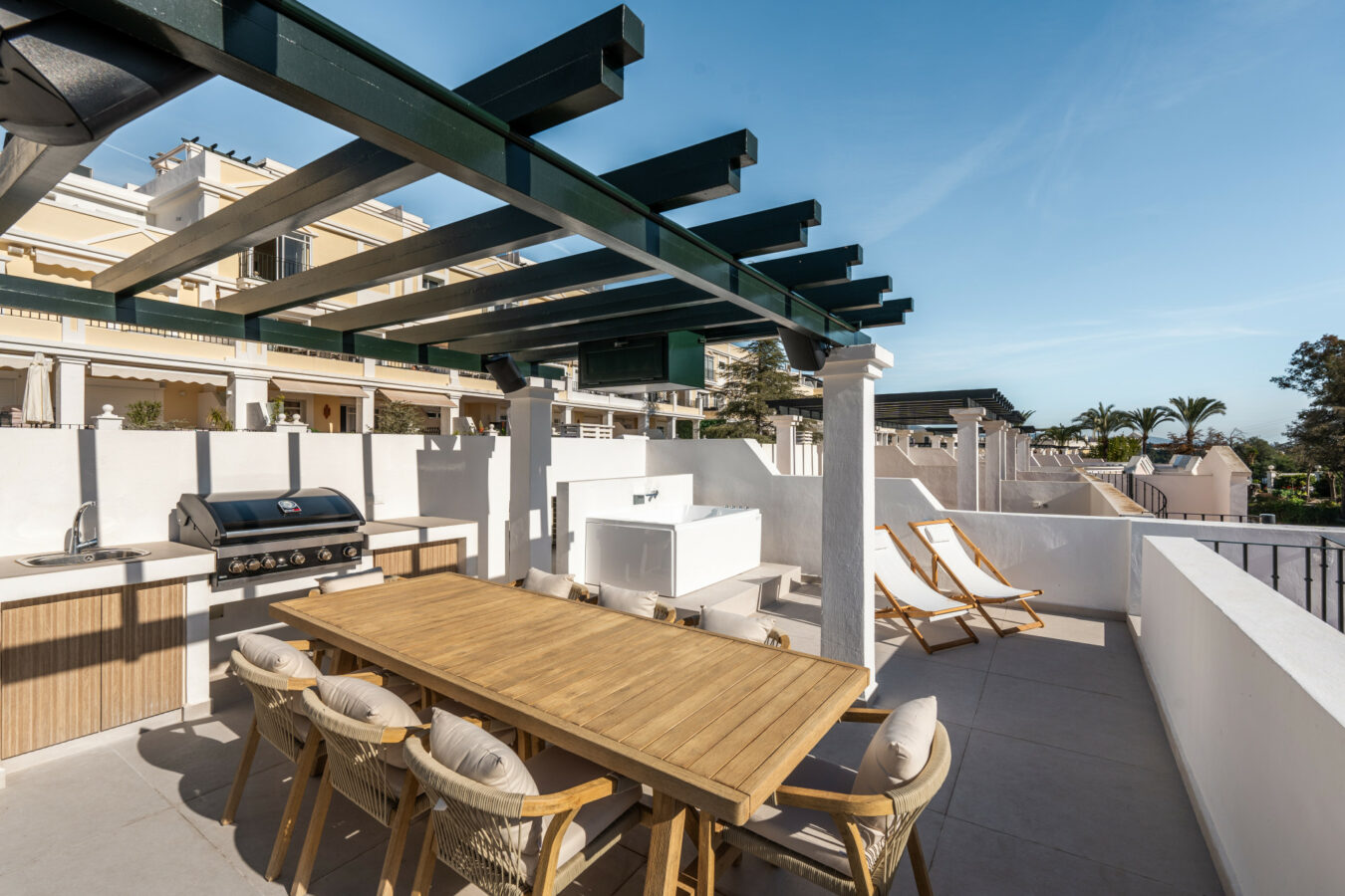 FOR SALE 🌟 Fully Renovated Duplex Penthouse with Private Solarium, Nueva Andalucía, Marbella 🇪🇸